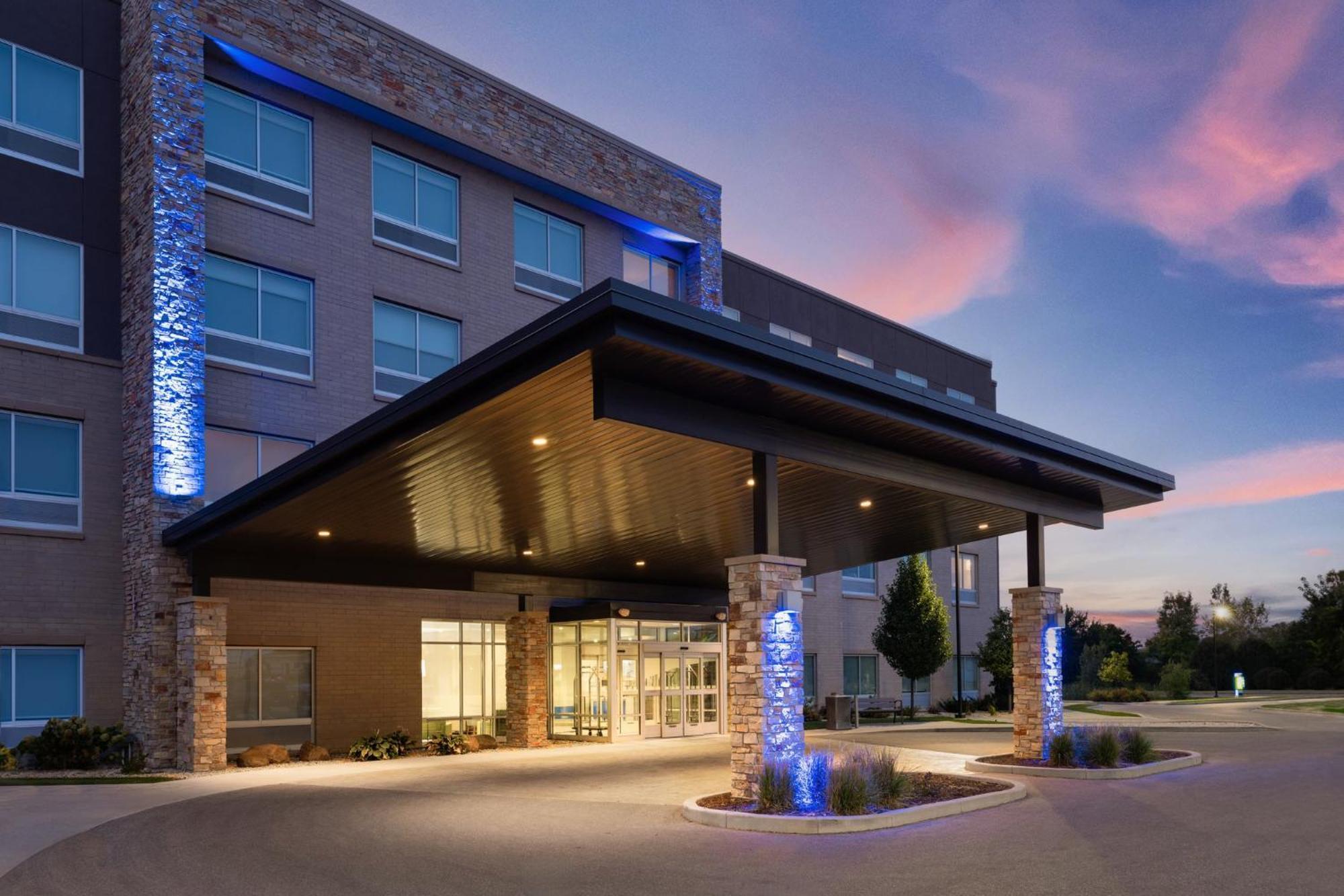 Holiday Inn Express & Suites - Madison West - Middleton By Ihg Exterior photo