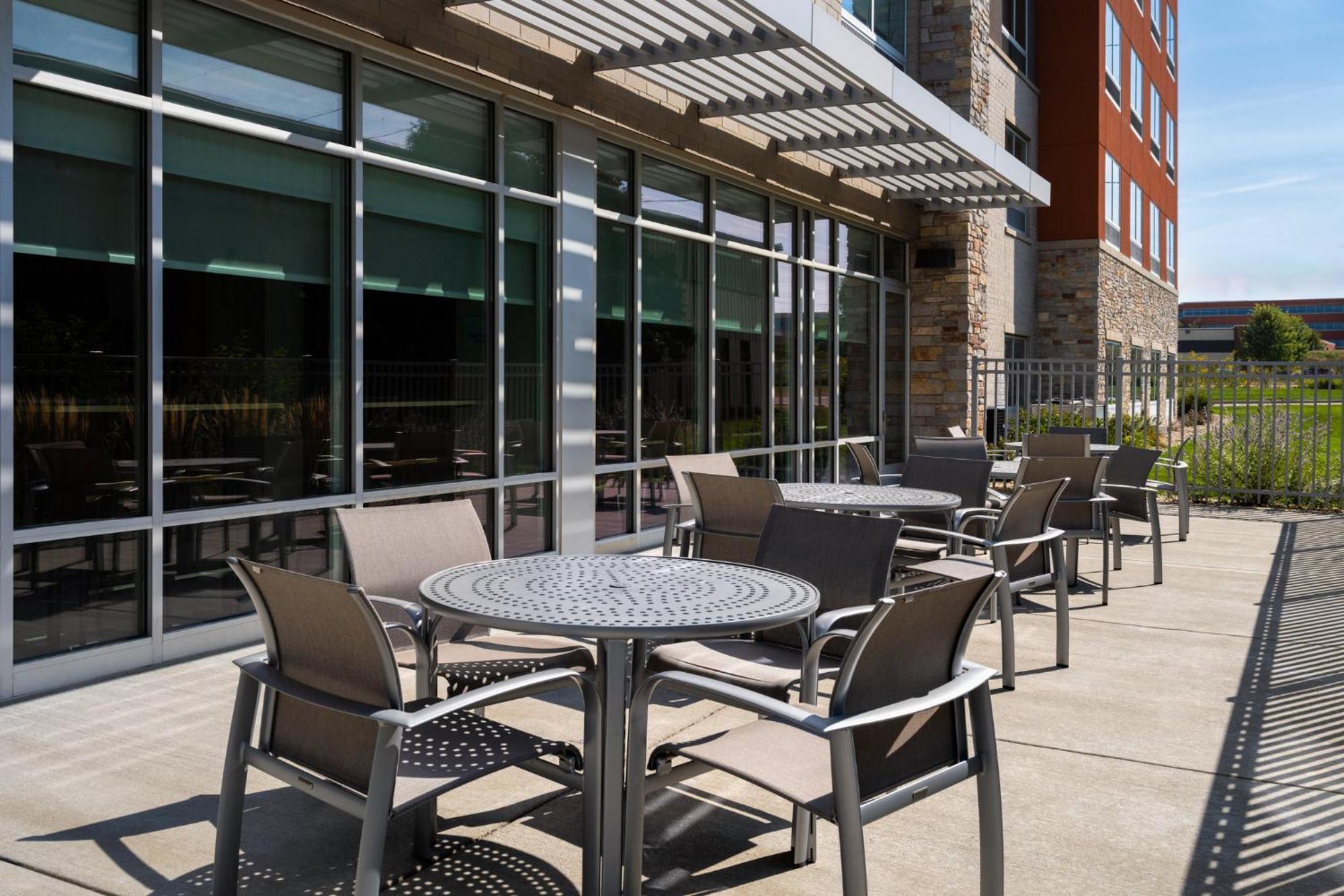 Holiday Inn Express & Suites - Madison West - Middleton By Ihg Exterior photo